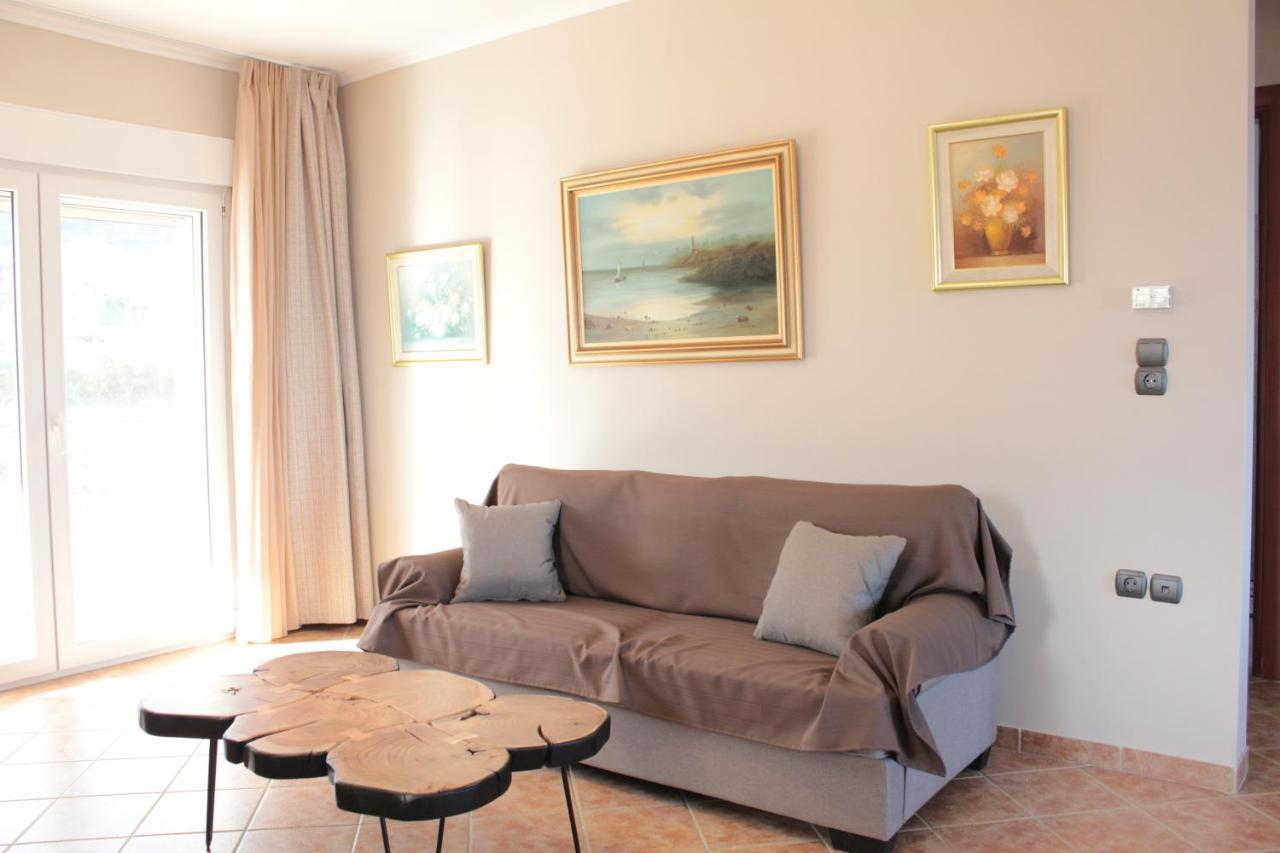 Achilles Apartment *